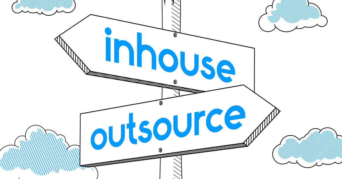 Cover Gestione contact center: outsourcing vs internal. Differenze e vantaggi